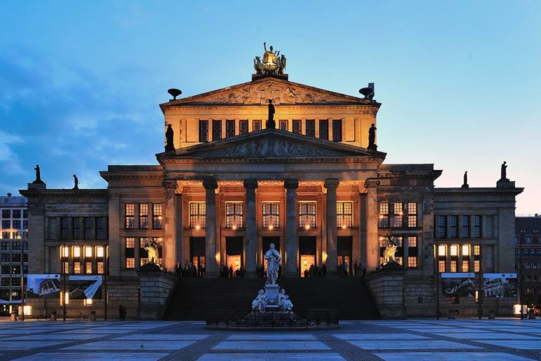 Motiv roter Telefonhörer liegt auf Himmelblauem Hintergrund